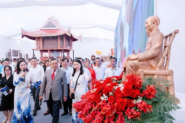 Chủ tịch Hà Nội tham quan ‘Không gian Truyền thống và Sáng tạo Hà Nội 2025’ - Ảnh 1