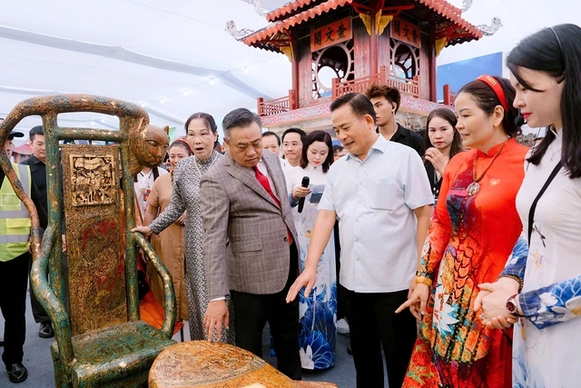 Chủ tịch Hà Nội tham quan ‘Không gian Truyền thống và Sáng tạo Hà Nội 2025’ - Ảnh 2