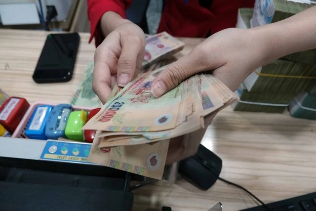 Ngân hàng 'chơi lớn' tặng thêm tiền cho khách hàng liên kết tài khoản trên VNeID - Ảnh 1