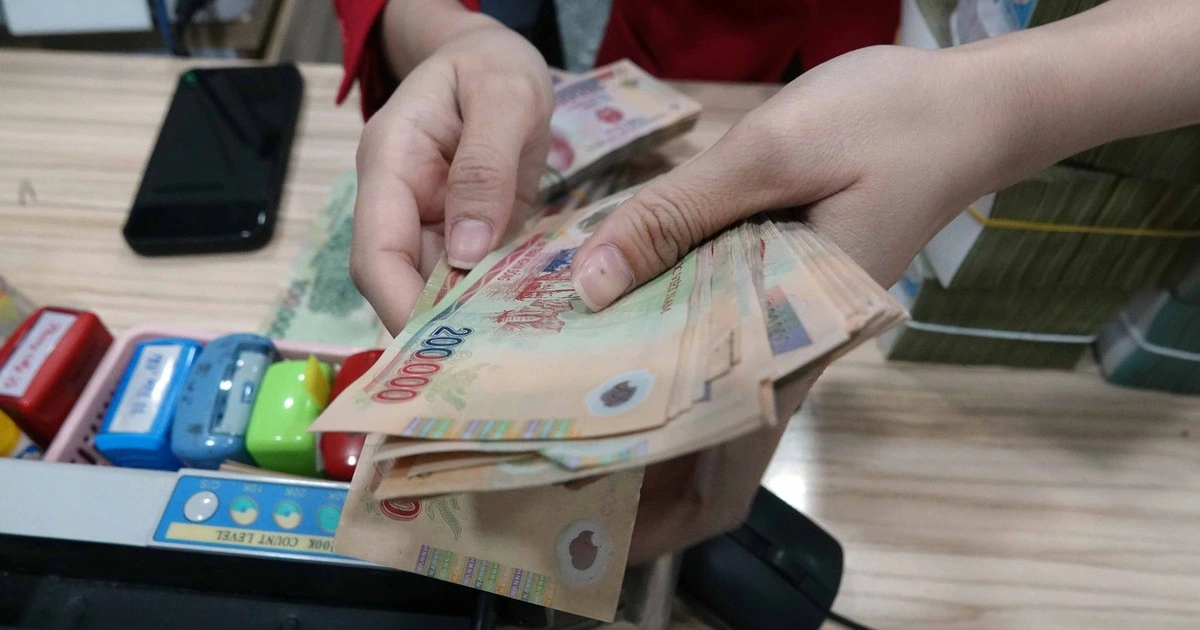 Ngân hàng 'chơi lớn' tặng thêm tiền cho khách hàng liên kết tài khoản trên VNeID