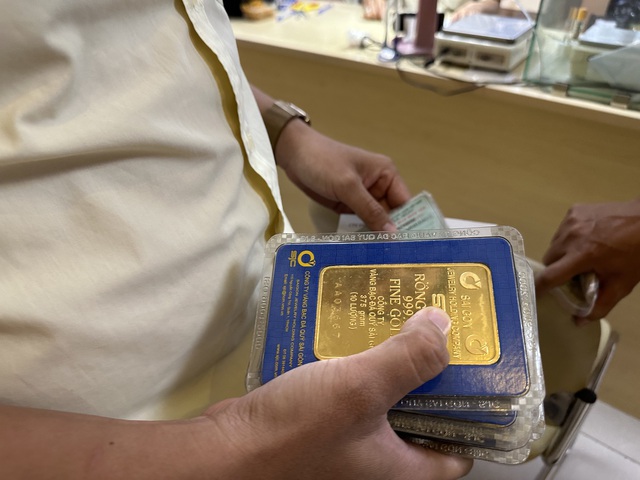 Giá vàng miếng SJC tăng vọt lên 128,5 triệu đồng/lượng - Ảnh 1