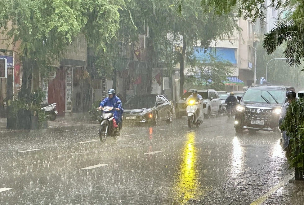 Sáng nay, TP.HCM mưa lớn diện rộng do hoàn lưu bão số 5 - Ảnh 2