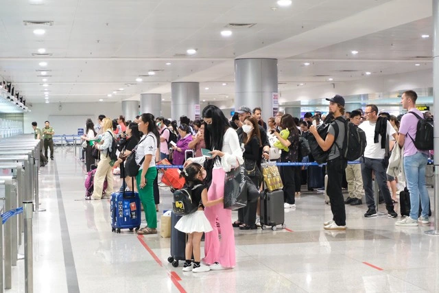 Chuyển toàn bộ đường bay quốc tế về Long Thành để 'cứu' Tân Sơn Nhất? - Ảnh 2