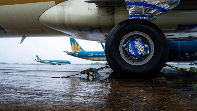 Hủy gần 20 chuyến bay do ảnh hưởng bão số 5 - Ảnh 1