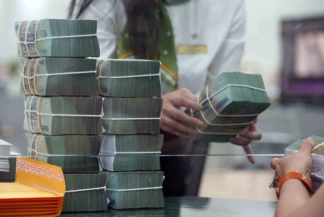 Tiền ra mạnh, làm sao ngăn lạm phát? - Ảnh 1