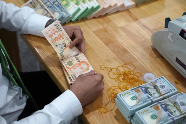 Giá USD hôm nay 27.7.2025: Đồng loạt giảm ngược với euro, yen Nhật - Ảnh 1