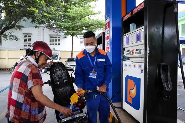 Ngày đầu bán xăng E10: Khách mua còn dè dặt - Ảnh 2