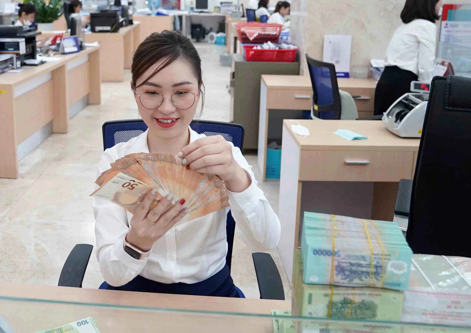 Giá USD căng như dây đàn - Ảnh 2
