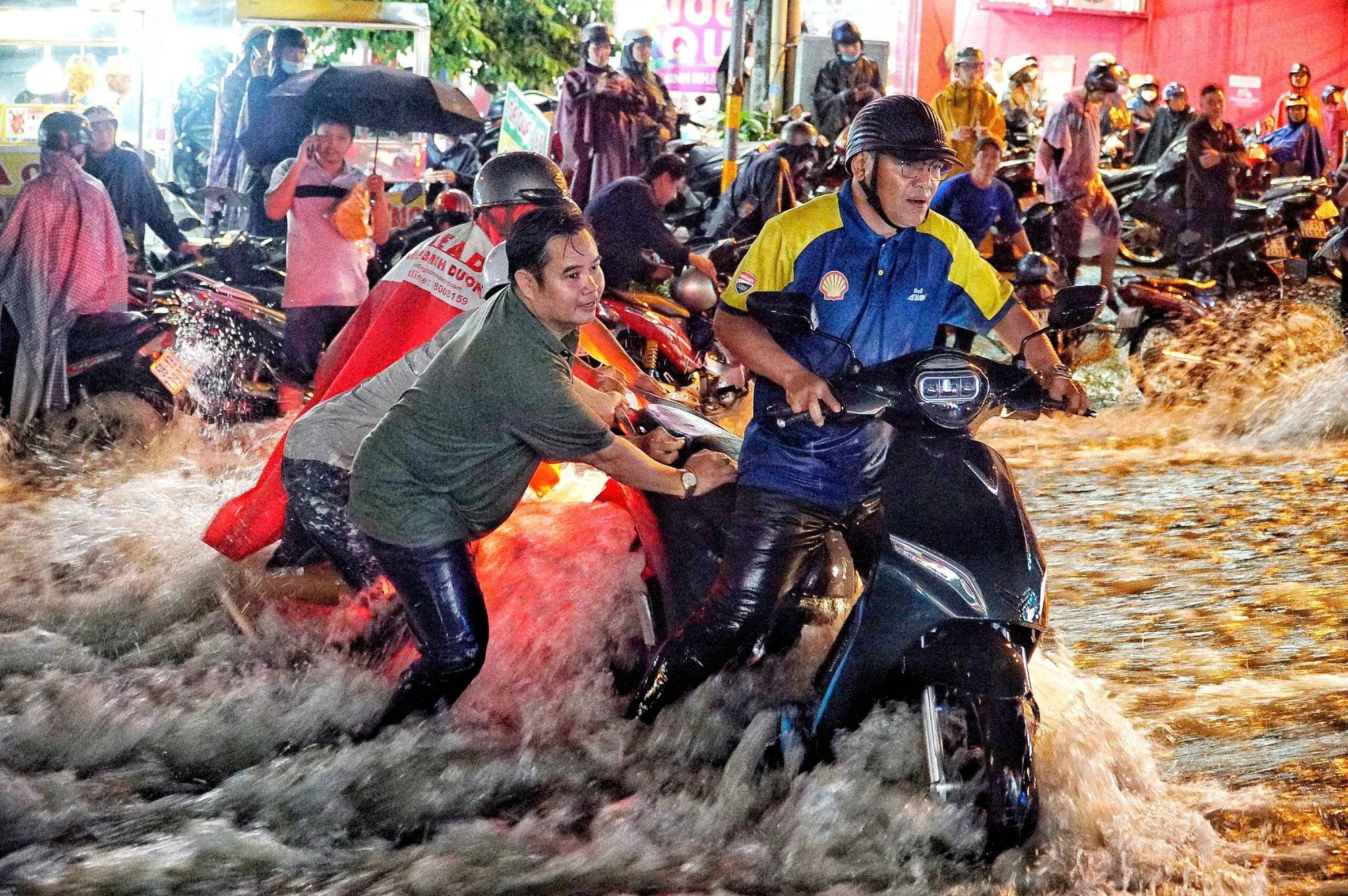 Bão số 5 di chuyển nhanh và khó lường - Ảnh 1