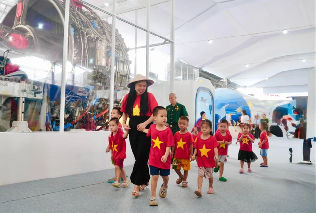 Dấu ấn Vietnam Airlines tại Triển lãm Thành tựu Đất nước - Ảnh 11