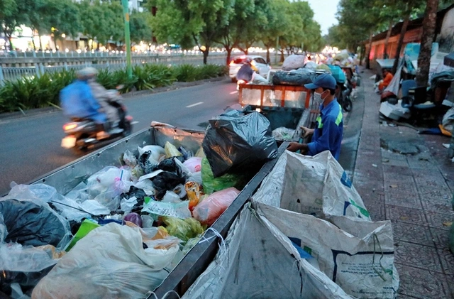 TP.HCM loay hoay với hàng chục ngàn tấn rác thải - Ảnh 1