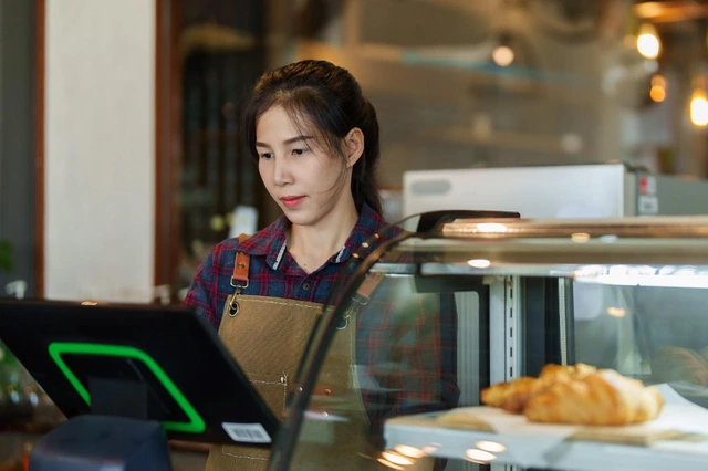 Chuyển mình để thích nghi: Tiểu thương trước áp lực mới, cần giải pháp mới - Ảnh 1