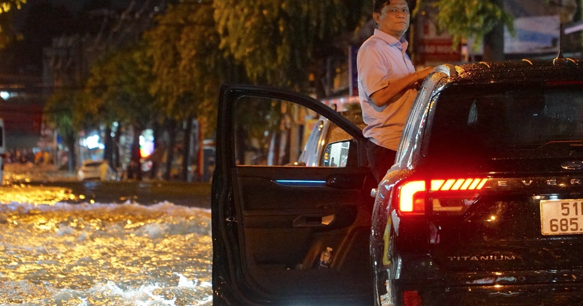Trưa nay nắng gắt, chiều tối TP.HCM lại có mưa giông mạnh?