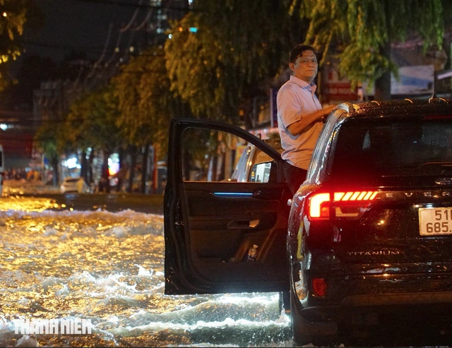 Trưa nay nắng gắt, chiều tối TP.HCM lại có mưa giông mạnh? - Ảnh 1