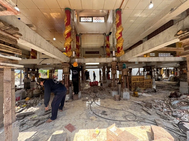 'Thần đèn' nâng ngôi đền 200 năm tuổi tại TP.HCM lên cao 1,5m - Ảnh 2