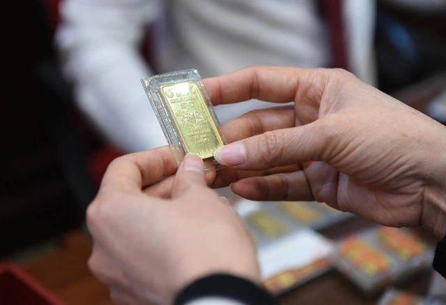 Giá vàng hôm nay 22.8.2025: Neo ở đỉnh kỷ lục, dự báo lên 140 triệu đồng? - Ảnh 1