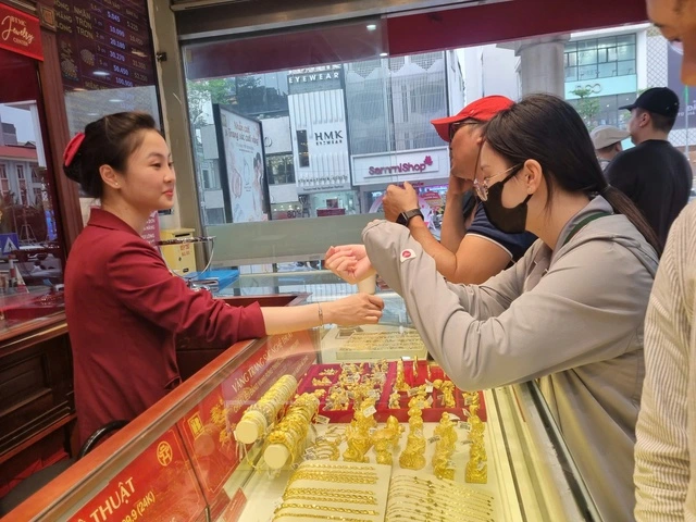 Giá vàng hôm nay 3.8.2025: Tăng 2,4 triệu đồng nhưng người mua chỉ lời 400.000 đồng - Ảnh 1