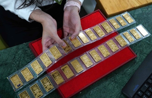 Giá vàng hôm nay 30.8.2025: Xô đổ mọi kỉ lục, tiến lên mốc 131 triệu đồng/lượng - Ảnh 1