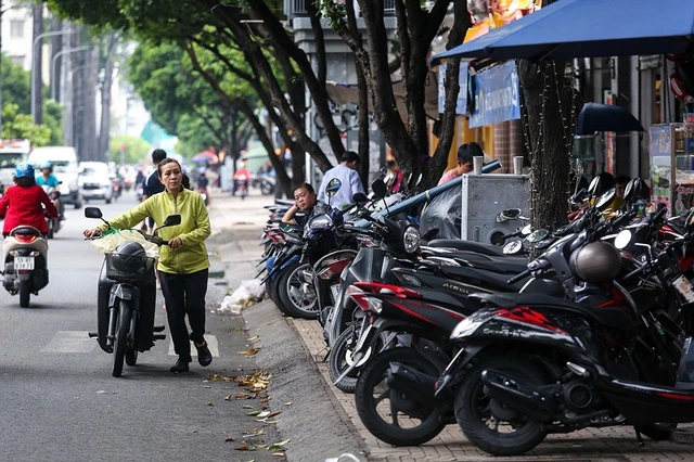 TP.HCM thu 8,5 tỉ đồng từ cho thuê vỉa hè, lòng đường - Ảnh 1