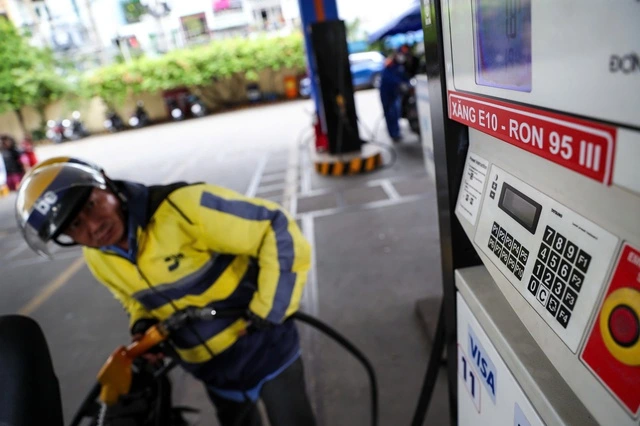 Ngày đầu bán xăng E10: Khách mua còn dè dặt - Ảnh 6