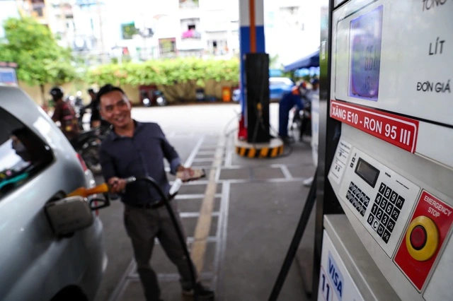 Ngày đầu bán xăng E10: Khách mua còn dè dặt - Ảnh 5