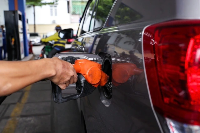 Ngày đầu bán xăng E10: Khách mua còn dè dặt - Ảnh 3