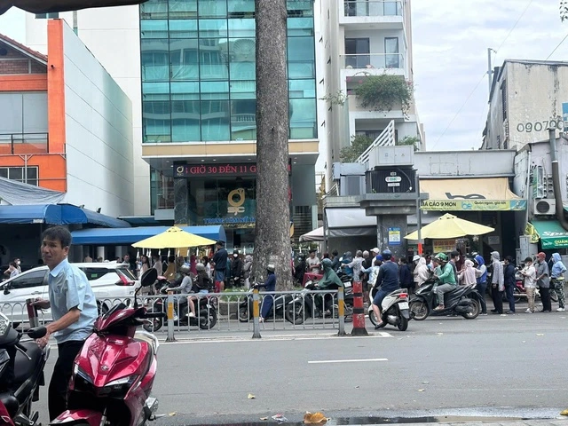 Xếp hàng mua vàng khi giá cao kỷ lục - Ảnh 1