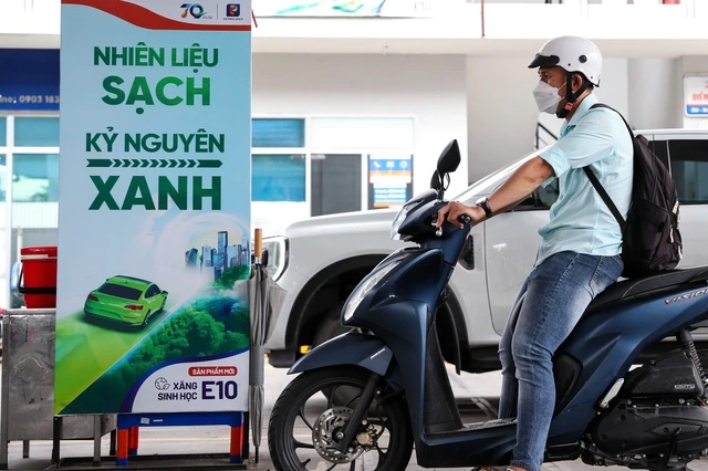 Ngày đầu bán xăng E10: Khách mua còn dè dặt - Ảnh 8