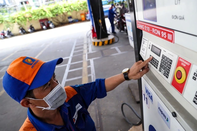 Ngày đầu bán xăng E10: Khách mua còn dè dặt - Ảnh 7