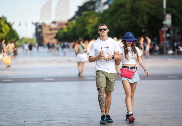 Từ tro tàn chiến tranh đến hub du lịch thế giới - Ảnh 1