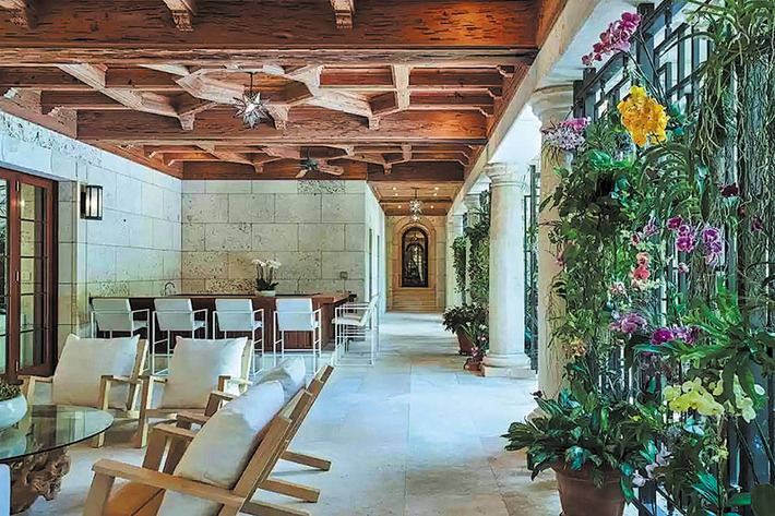 Sự xa hoa vượt sức tưởng tượng: Biệt phủ của vị tỷ phú giàu nhất thế giới lập kỷ lục nước Mỹ với 33 phòng ngủ, 34 phòng tắm và cả một ốc đảo riêng - Ảnh 8