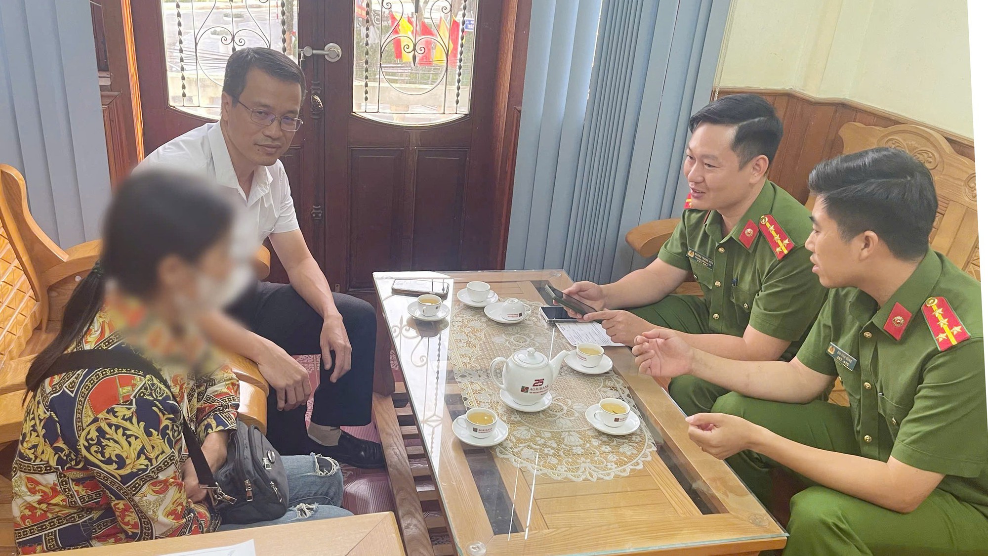 Tin lời bạn trên Tiktok, người phụ nữ đến ngân hàng chuyển 100 triệu để nhận quà, nhân viên Agribank thấy bất thường liền báo công an - Ảnh 1