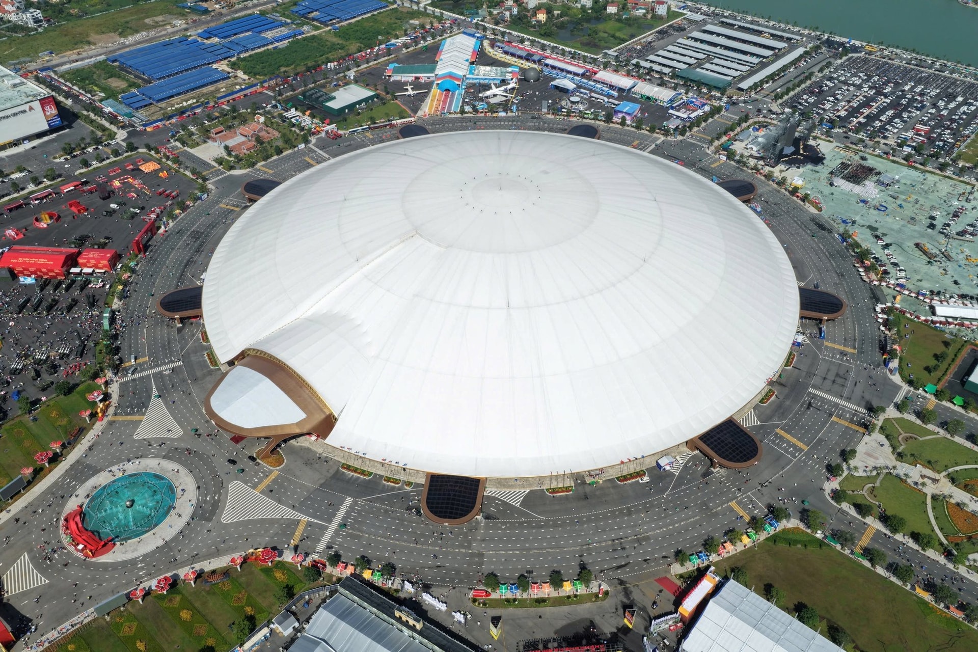 Trạm sạc xe điện 1.200 cổng lớn chưa từng có của tỷ phú Phạm Nhật Vượng tại công trình Top 10 thế giới - Ảnh 1