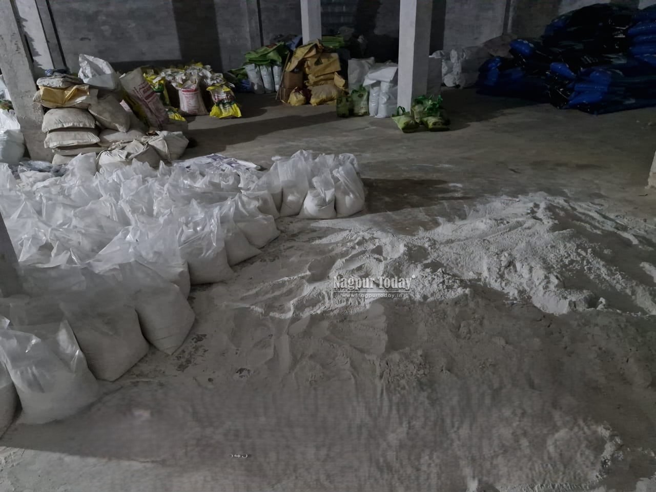 Đột kích một công ty, cảnh sát triệt phá đường dây sản xuất phân bón giả quy mô lớn, tịch thu hơn 15 tấn hóa chất không giấy phép - Ảnh 1