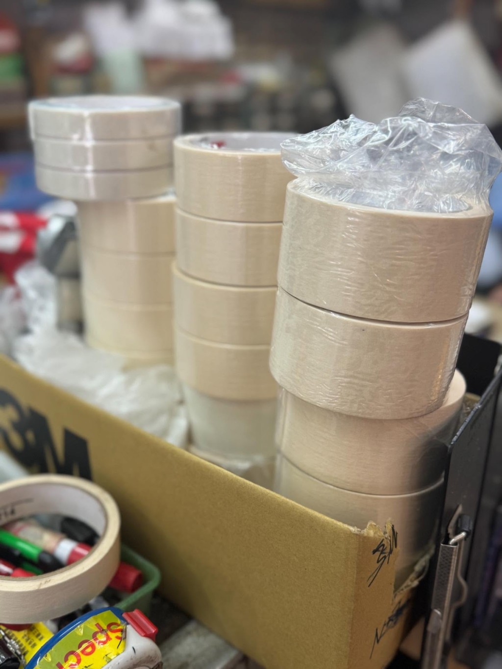 Cuộn băng dính bỗng "cháy hàng", đua độ hot với cà chua, khoai tây trước bão Ragasa: Lý do mới sốc - Ảnh 3