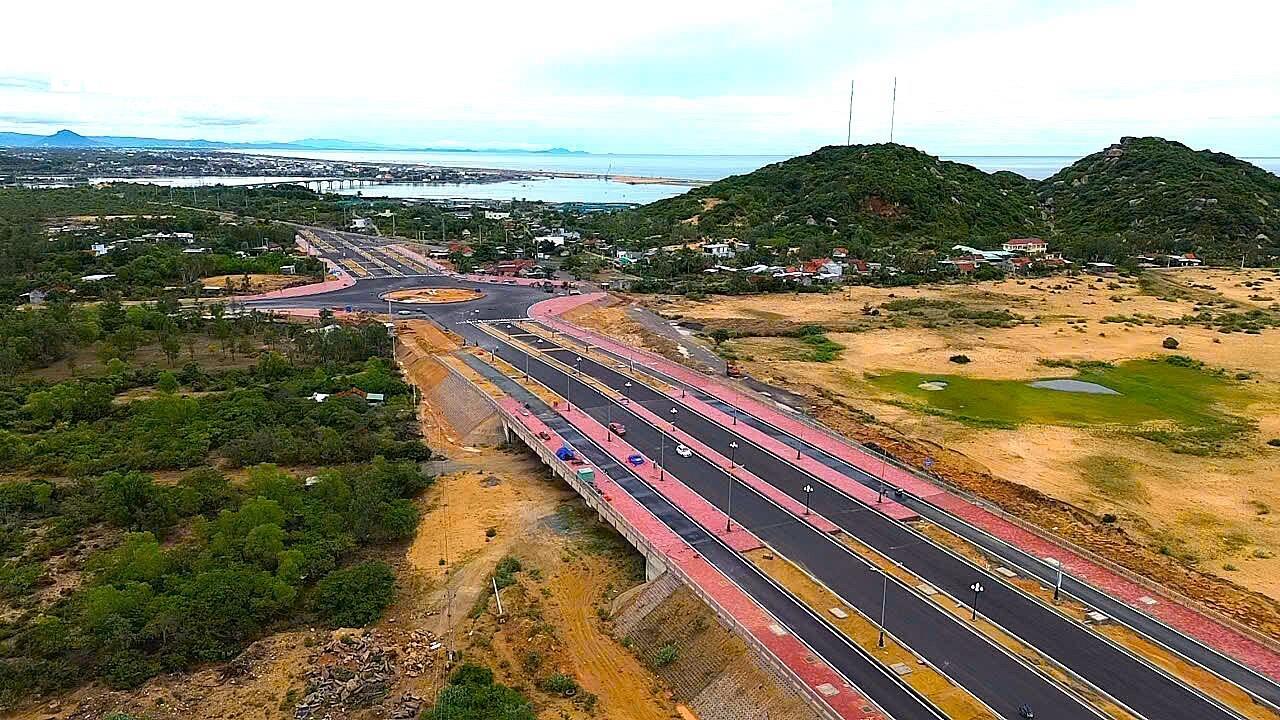 Đường gần 500 tỷ dài 3,8km ở Đắk Lắk 'cán đích' sau 10 năm vướng mặt bằng - Ảnh 1