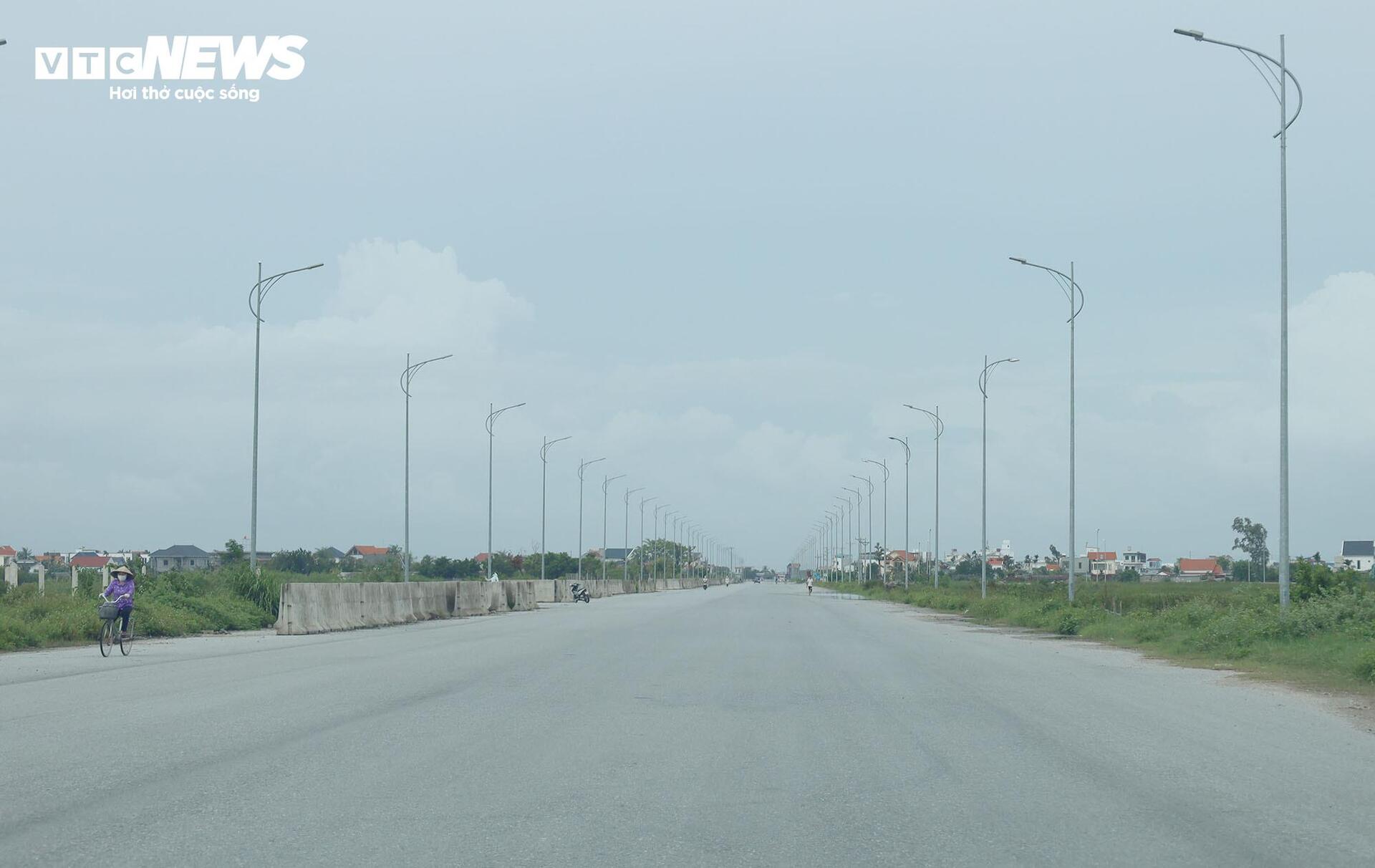 Đường bộ ven biển qua Hải Phòng 3.700 tỷ đồng 'đắp chiếu' sau 8 năm khởi công - Ảnh 1