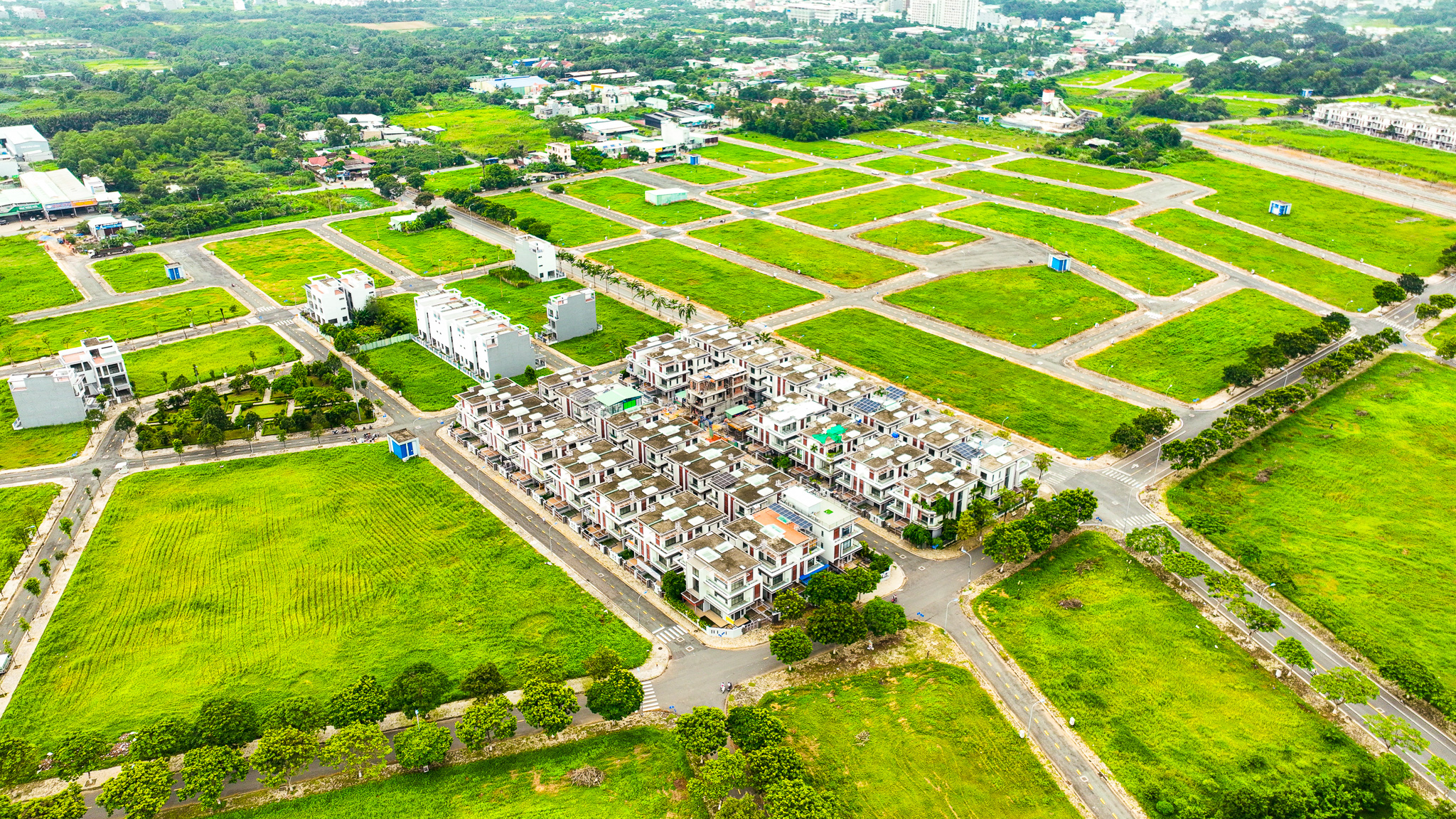 Khu đô thị treo đầy biển bán gấp, nhà ngộp nhưng giá tăng gần 70% ở TP.HCM - Ảnh 1