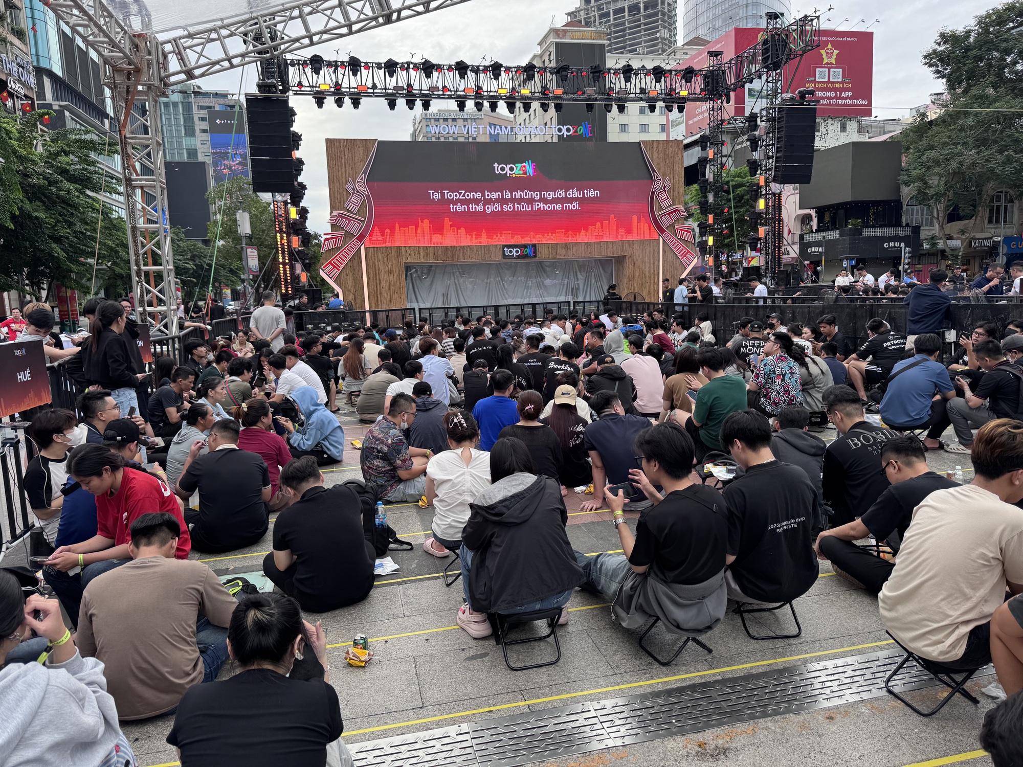 Choáng với số lượng iPhone 17 mở bán trong ngày đầu tiên - Ảnh 1