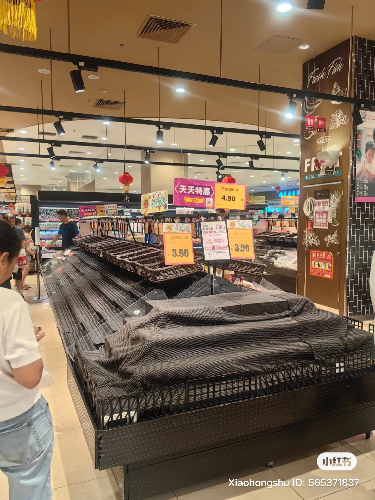 Siêu thị Trung Quốc trước siêu bão Ragasa: Kệ hàng trống trơn nhưng 3 loại rau vẫn "ế chỏng chơ", netizen thắc mắc lý do - Ảnh 1