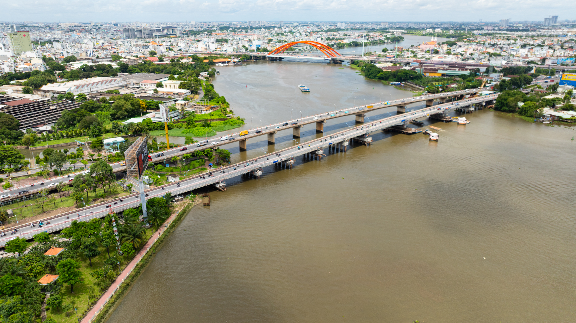 Toàn cảnh công trường nâng cầu lớn nhất Việt Nam: Huy động hơn 100 bộ kích thuỷ lực, nâng cầu 11.000 tấn, sai số dưới 1mm - Ảnh 1