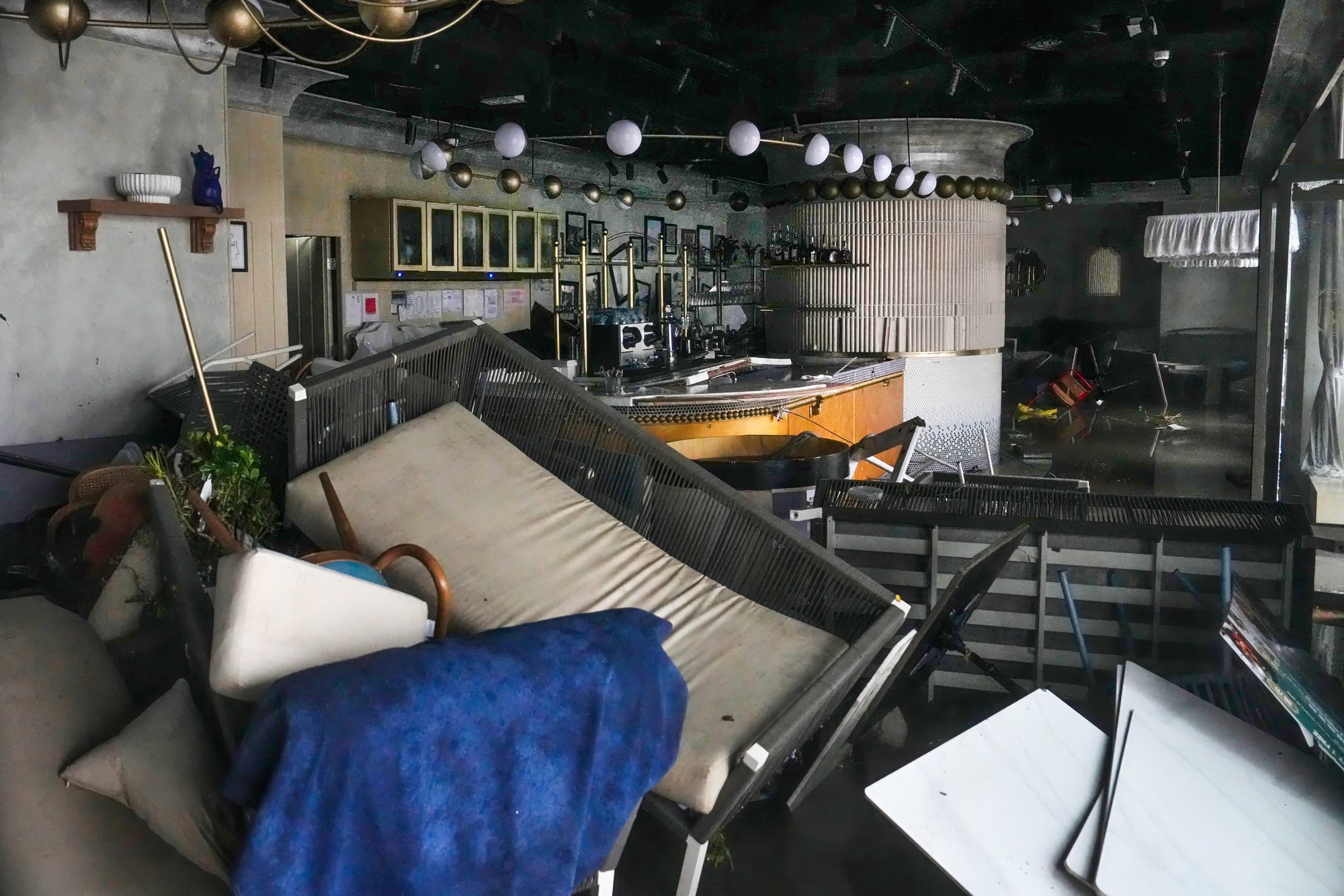 Hong Kong (Trung Quốc) thiệt hại hàng chục nghìn tỷ đồng trong 2 ngày "tê liệt" do siêu bão Ragasa quần thảo - Ảnh 1