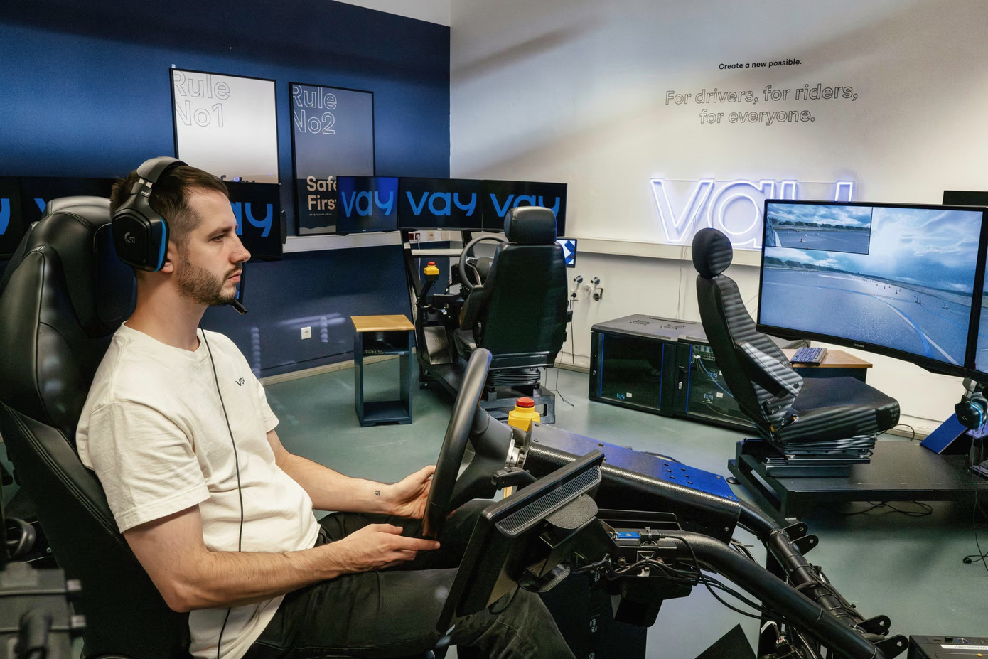 Lái xe taxi… từ xa - Ảnh 1