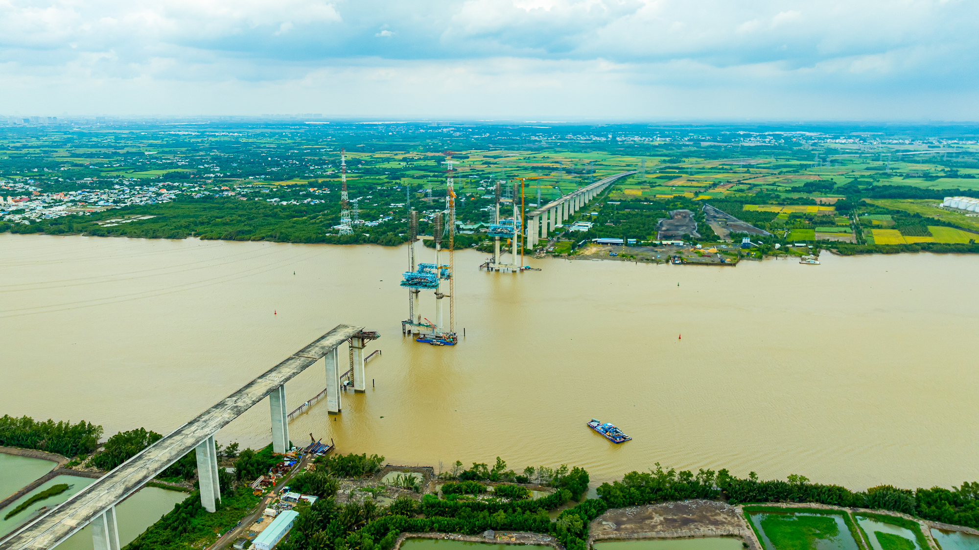 Toàn cảnh công trường cầu dây văng cao nhất, nút thắt cuối cùng của cao tốc mỗi mét tốn nửa tỷ ở TP.HCM - Ảnh 1