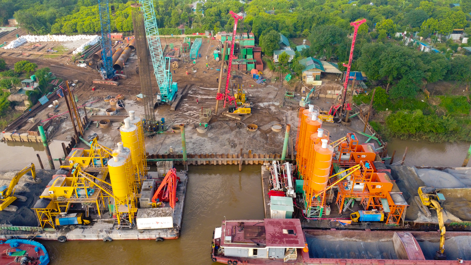Toàn cảnh công trường xây cầu có trụ cao nhất, nhịp chính dài thứ 2 Việt Nam kết nối đại dự án “nóng” bậc nhất của tỷ phú Phạm Nhật Vượng - Ảnh 10