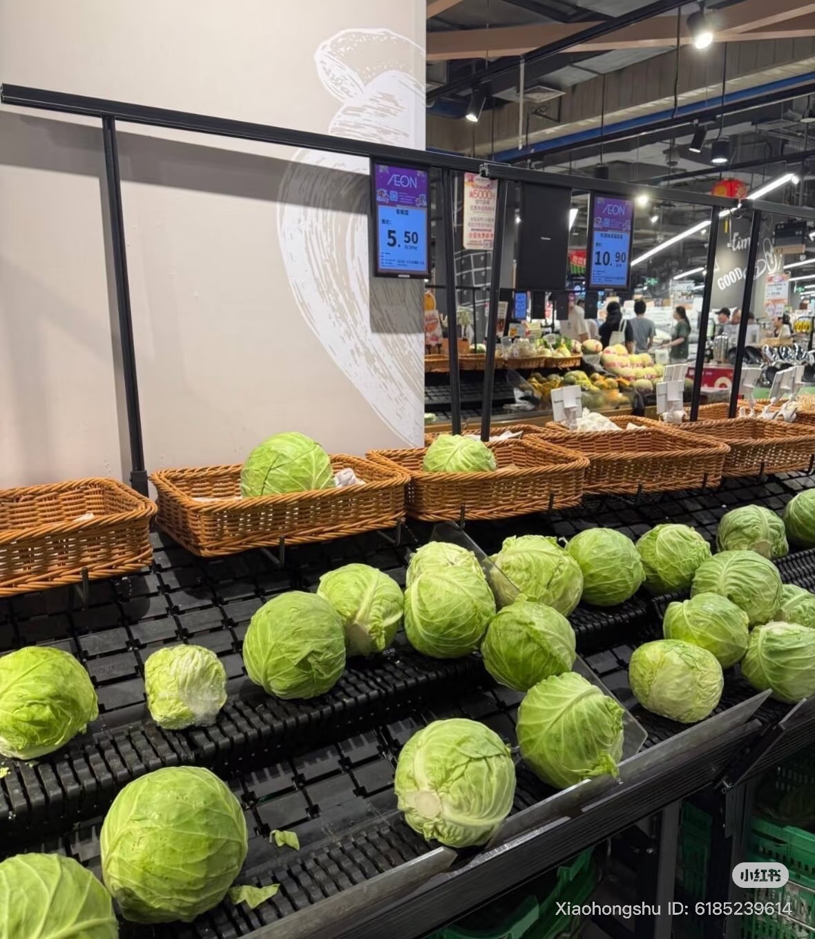 Siêu thị Trung Quốc trước siêu bão Ragasa: Kệ hàng trống trơn nhưng 3 loại rau vẫn "ế chỏng chơ", netizen thắc mắc lý do - Ảnh 10