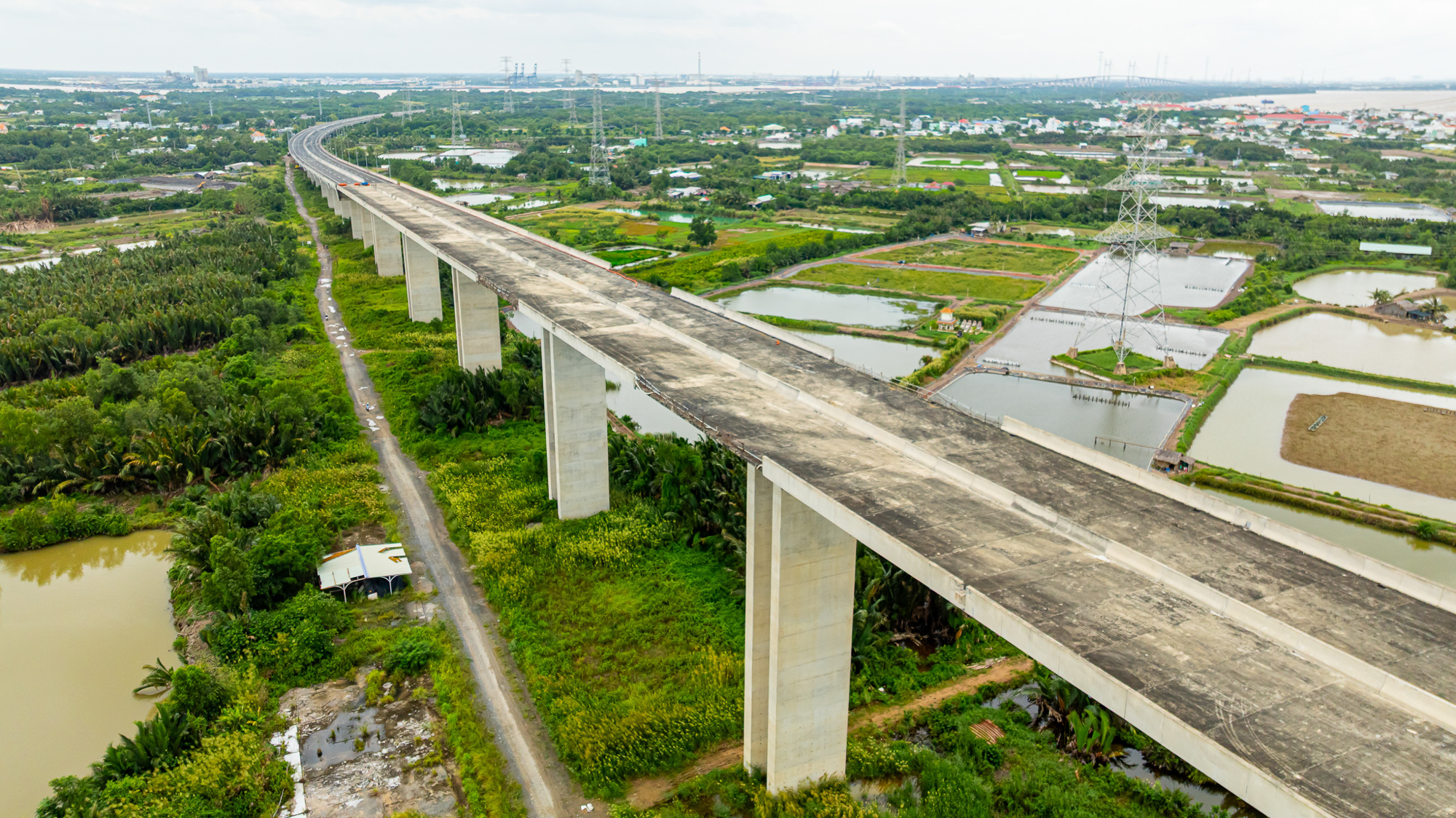 Toàn cảnh công trường cầu dây văng cao nhất, nút thắt cuối cùng của cao tốc mỗi mét tốn nửa tỷ ở TP.HCM - Ảnh 10