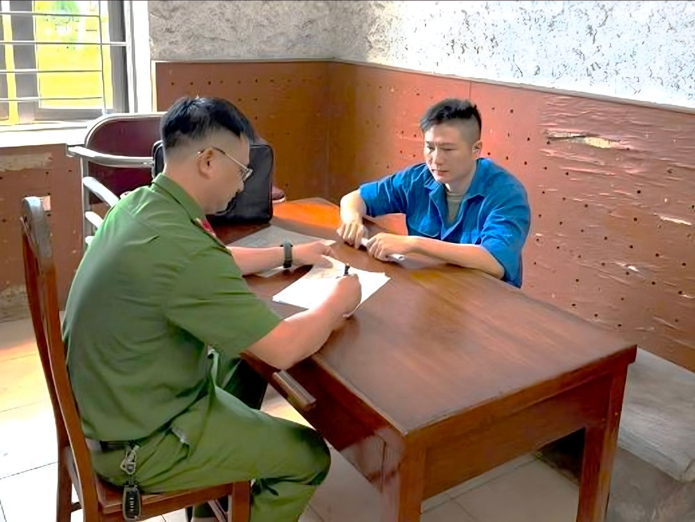 Thế chấp sổ đỏ giả, thuê xe tự lái mang đi cầm cố - Ảnh 1