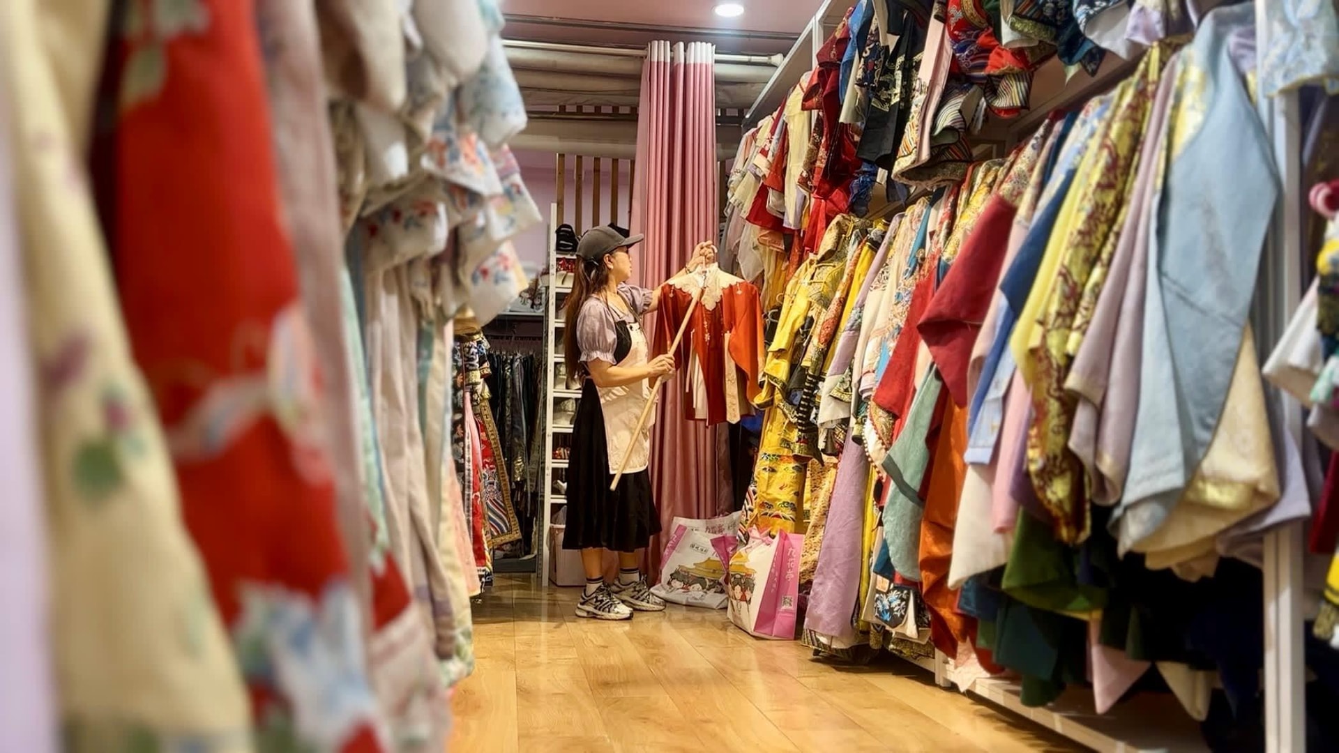 Chỉ vài ngày kiếm bằng cả tháng lương trong khi lãi ngân hàng thấp đến mức “chẳng buồn quan tâm”, chứng khoán trở thành "thỏi nam châm" hút nhà đầu tư ở quốc gia láng giềng Việt Nam - Ảnh 2