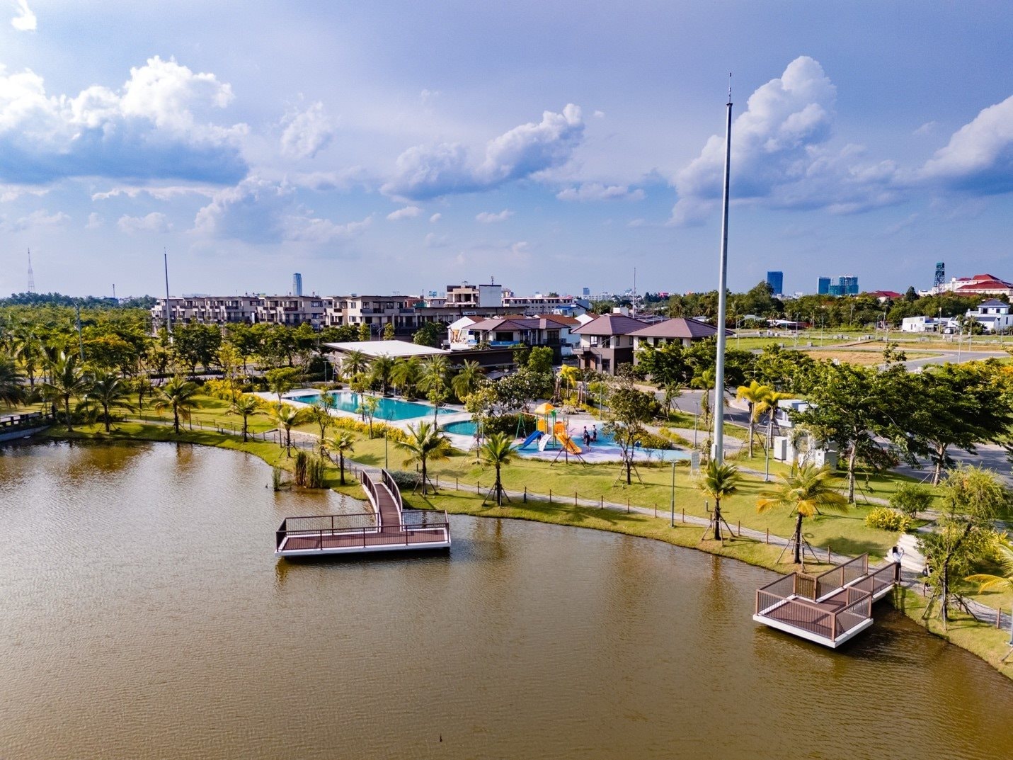 Giá bất động sản đô thị vệ tinh đang thấp hơn khu trung tâm khoảng 40-50% - Ảnh 1